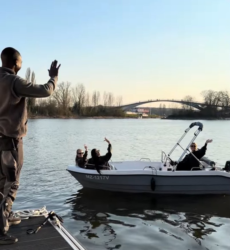 Boot legt vom Steg ab und startet die Fahrt auf dem Rhein