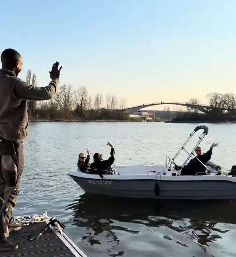 Boot legt vom Steg ab und startet die Fahrt auf dem Rhein